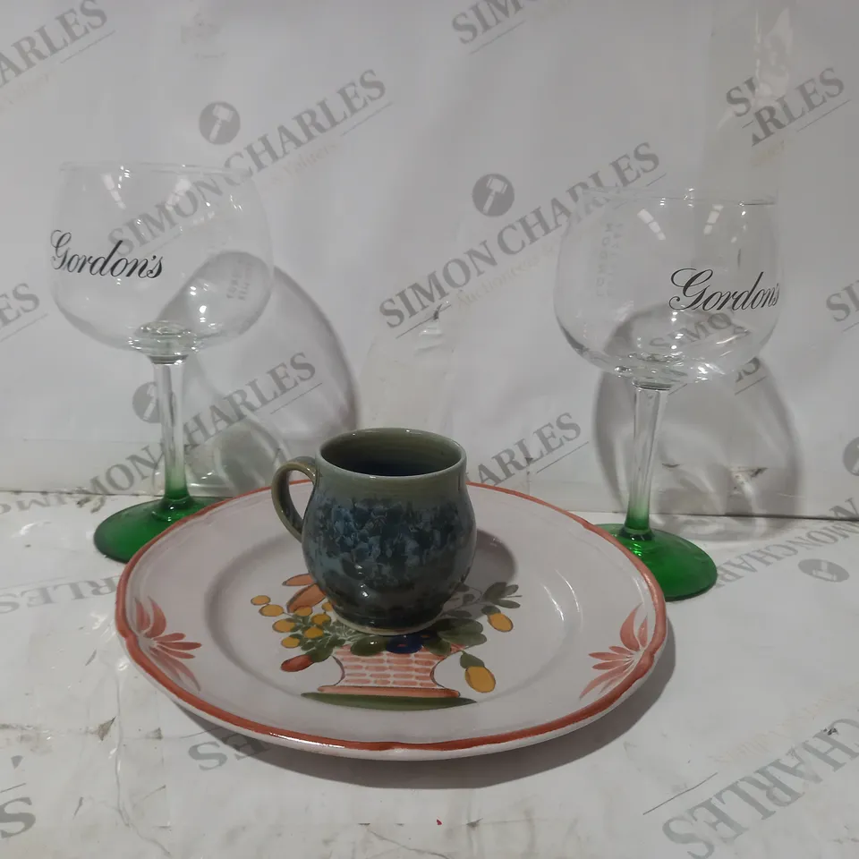 APPROXIMATELY 15 ASSORTED KITCHEN AND BAR ITEMS TO INCLUDE GLASSES, TEACUPS, AND DISHES IN VARIOUS STYLES - COLLECTION ONLY