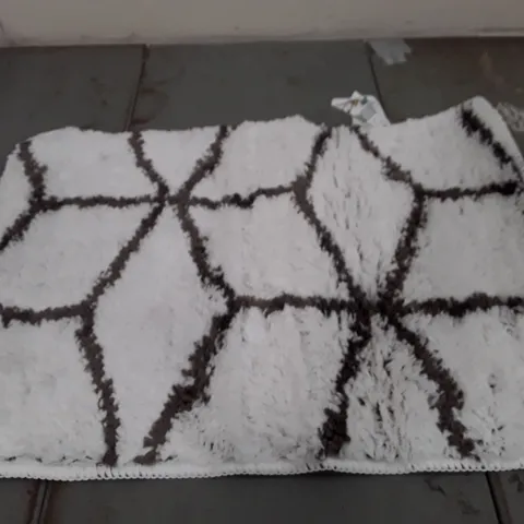 BRAND NEW PACO HOME KAUNAS WHITE ANTHRACITE RUG 40 X 55CM