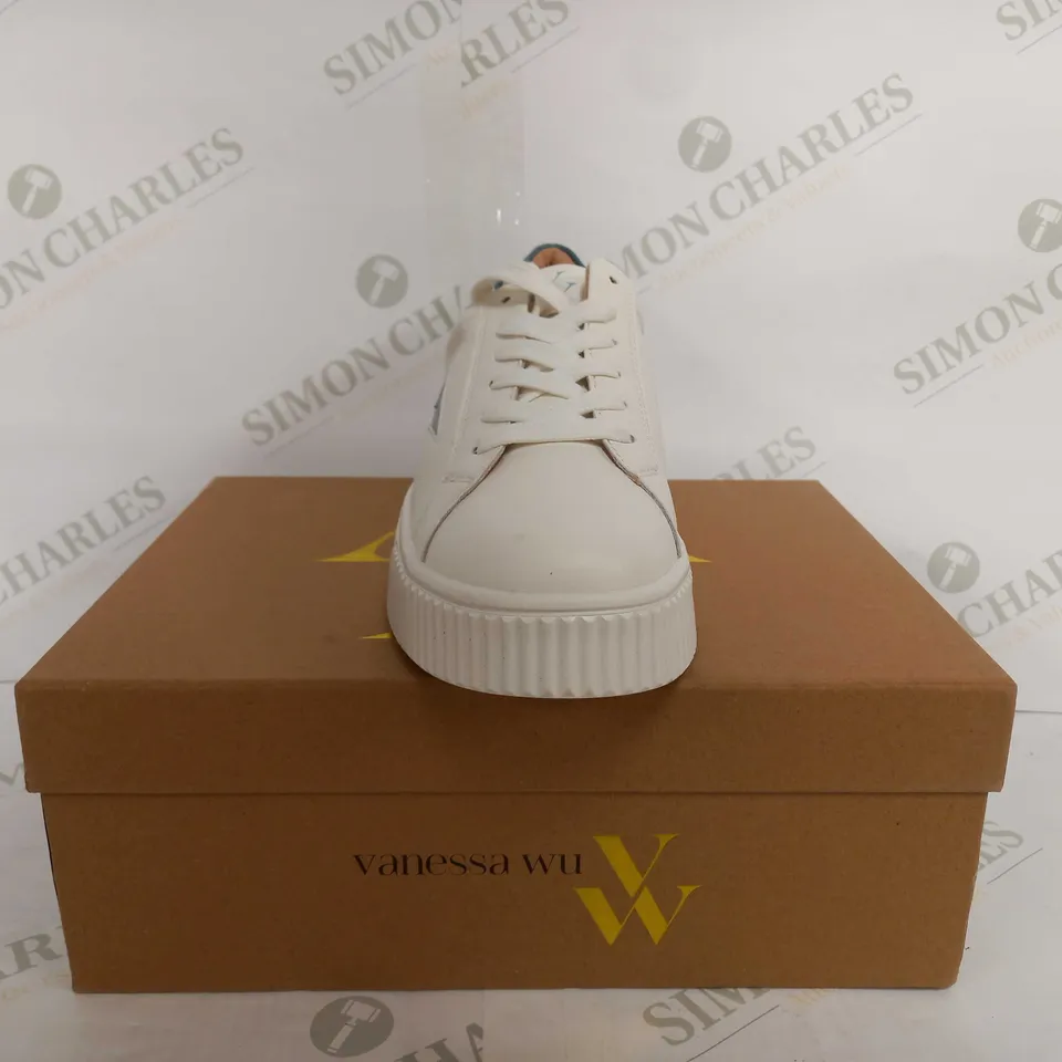 VANESSA WU TIFF IN CREAM & BLUE - EU 38