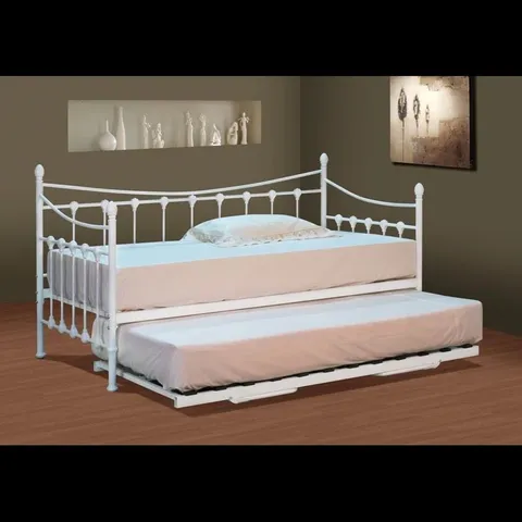 BOXED BEHR SINGLE 3FT DAYBED IN WHITE // TRUNDLE NOT INCLUDED (1 BOX)