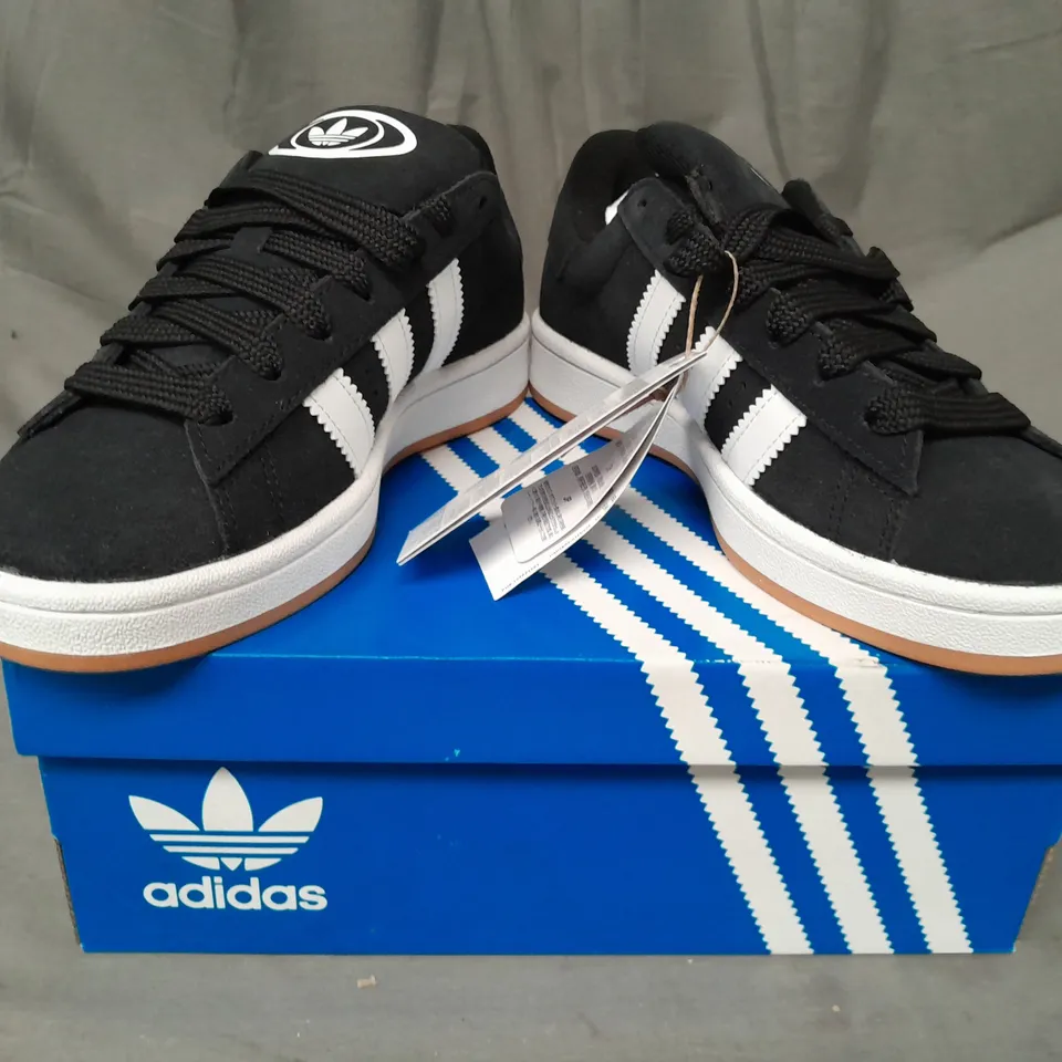 BOXED PAIR OF ADIDAS CAMPUS 00S J SHOES IN BLACK/WHITE UK SIZE 5