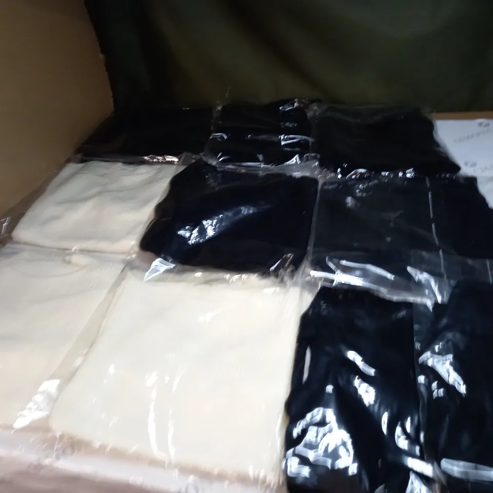 LOT OF APPROX 10 ASSORTED CLOTHING ITEMS IN VARIOUS SIZES