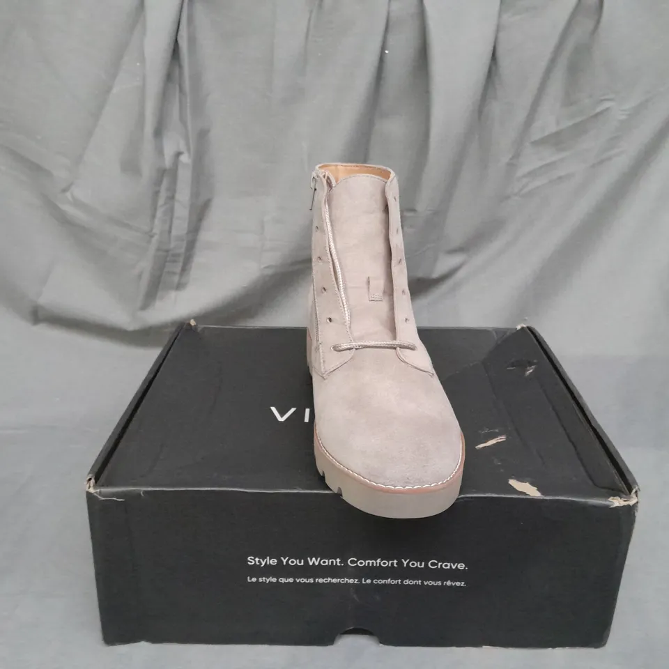 BOXED PAIR OF VIONIC LARSON LACE UP BOOTS SIZE 6.5 