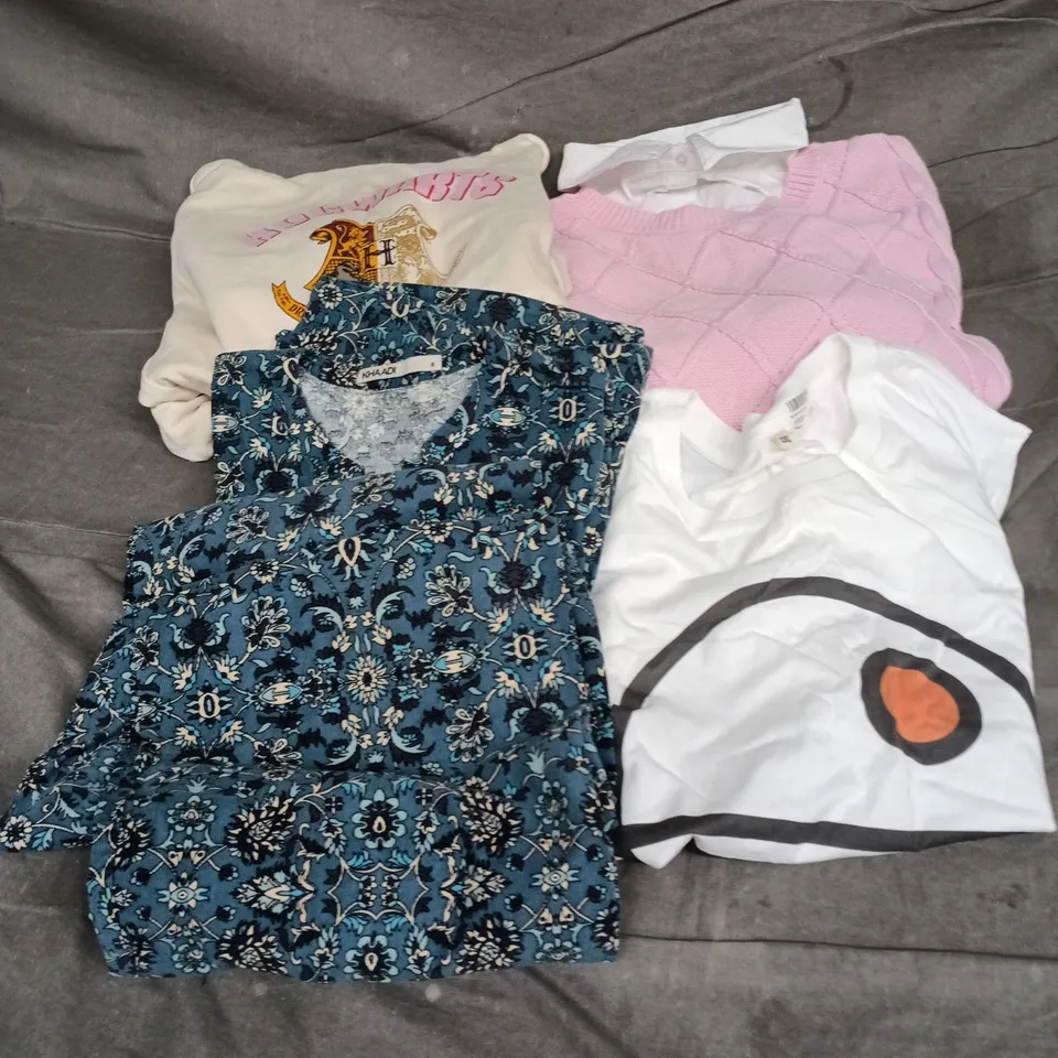 BOX OF APPROXIMATELY 20 ASSORTED CLOTHING ITEMS TO INCLUDE HOODIE, PYJAMAS, VEST, ETC