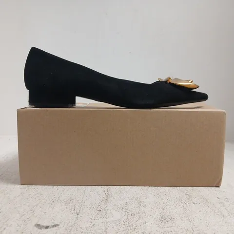 BOXED PAIR OF ZARA LOW BLOCK HEEL POINTED TOE SHOES IN BLACK W. GOLD EFFECT DETAIL SIZE EU 39