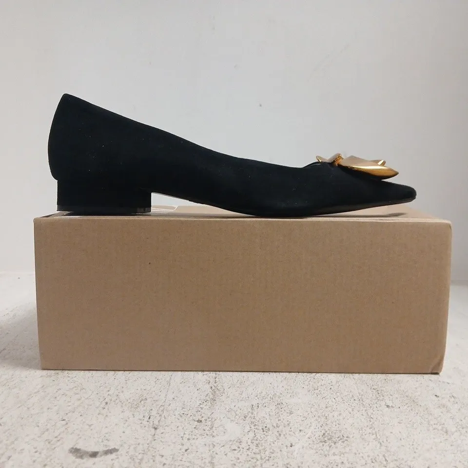 BOXED PAIR OF ZARA LOW BLOCK HEEL POINTED TOE SHOES IN BLACK W. GOLD EFFECT DETAIL SIZE EU 39