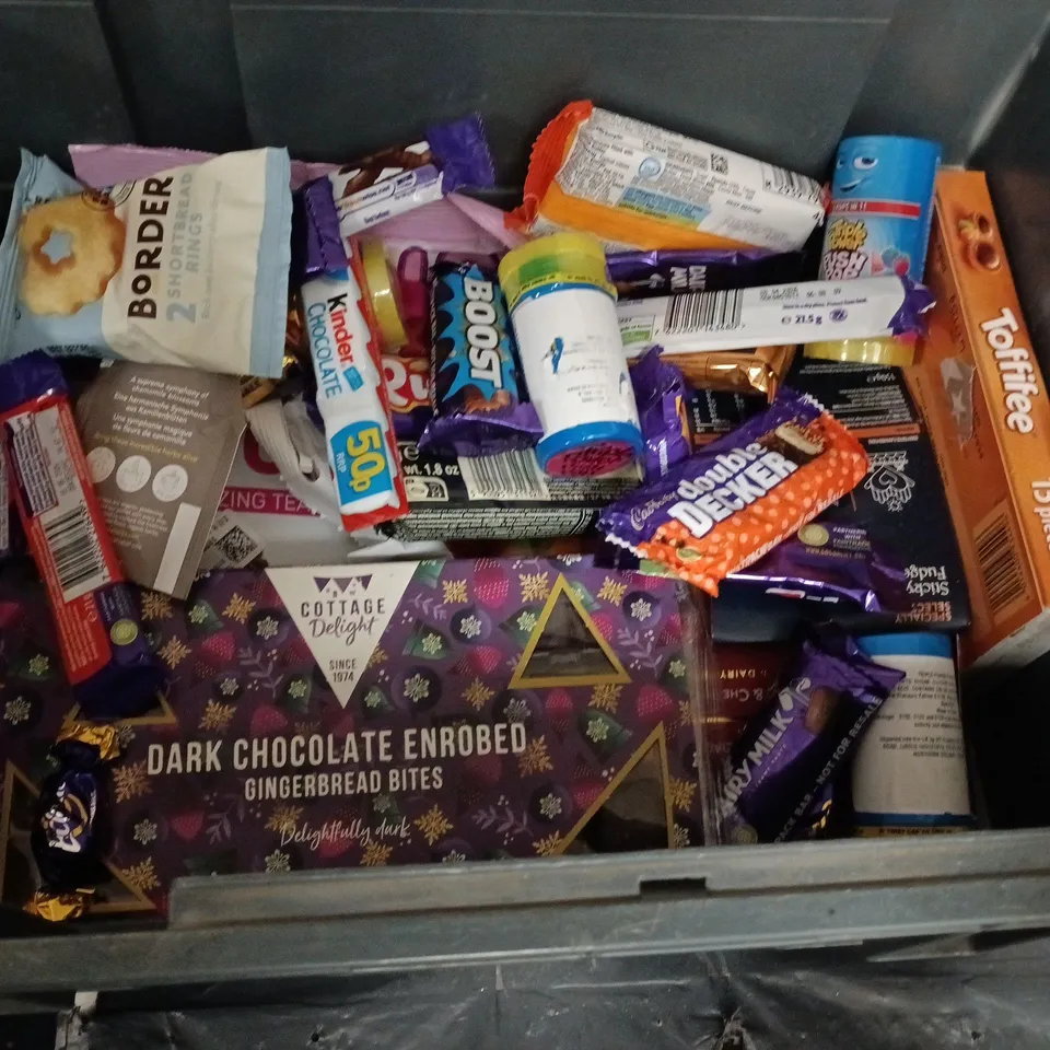 LOT OF APPROXIMATELY 30 ASSORTED FOOD ITEMS TO INCLUDE SWEETS, CHOCOLATE AND SAVOURY ITEMS