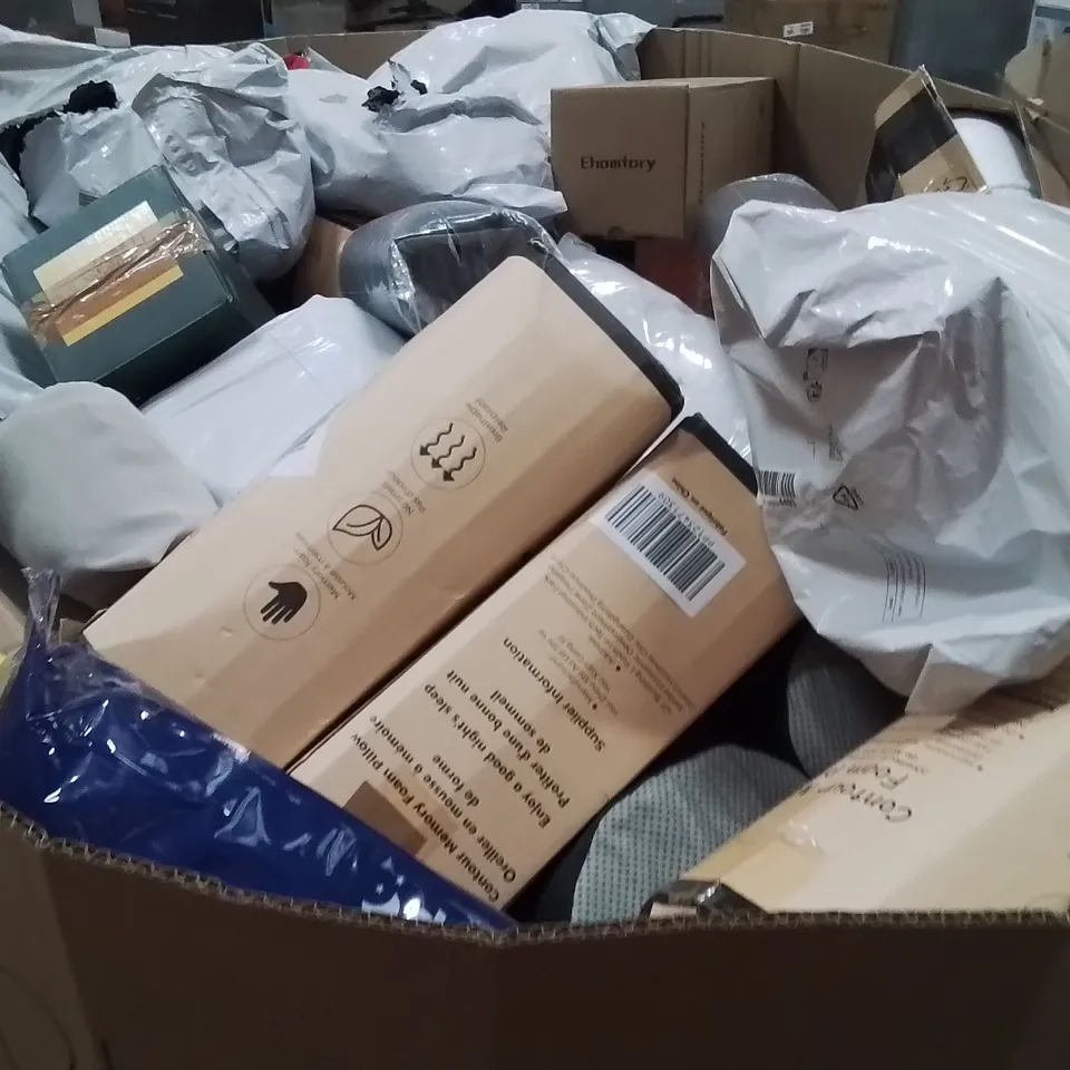 PALLET CONTAINING A LARGE QUANTITY OF PILLOWS