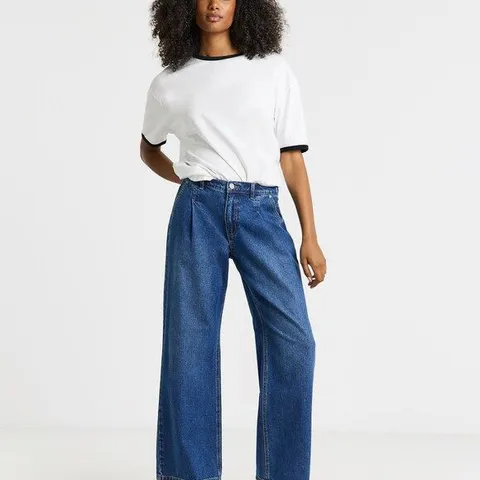 BOX CONTAINING APPROXIMATELY 8 BRAND NEW SIMPLY BE MID BLUE PLEAT DETAIL WIDE LEG JEANS - SIZE 18R