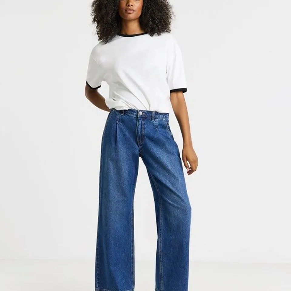 BOX CONTAINING APPROXIMATELY 12 BRAND NEW SIMPLY BE MID BLUE PLEAT DETAIL WIDE LEG JEANS - SIZE 28R