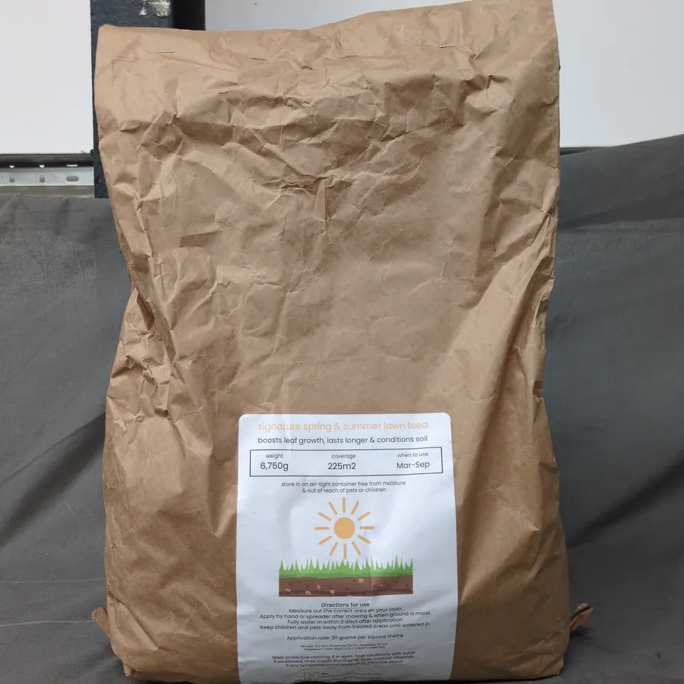 SIGNATURE SPRING & SUMMER LAWN FEED – 6.75KG (225M2 COVERAGE)