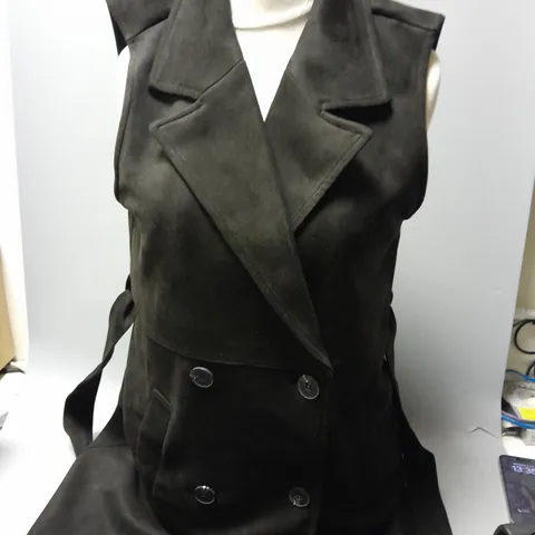 WYNNE COLLECTION SLEEVELESS BELTED JACKET IN BLACK SIZE M