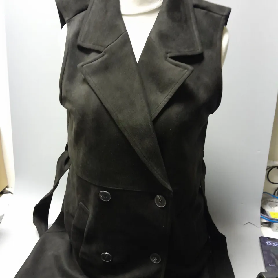 WYNNE COLLECTION SLEEVELESS BELTED JACKET IN BLACK SIZE M 