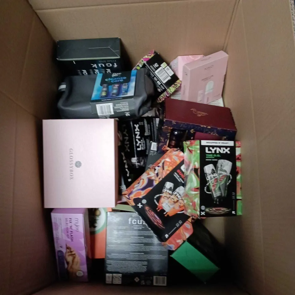 BOX OF APPROXIMATELY 20 ASSORTED BATH AND BODY GIFT SETS TO INCLUDE FCUK, TED BAKER AND NIVEA
