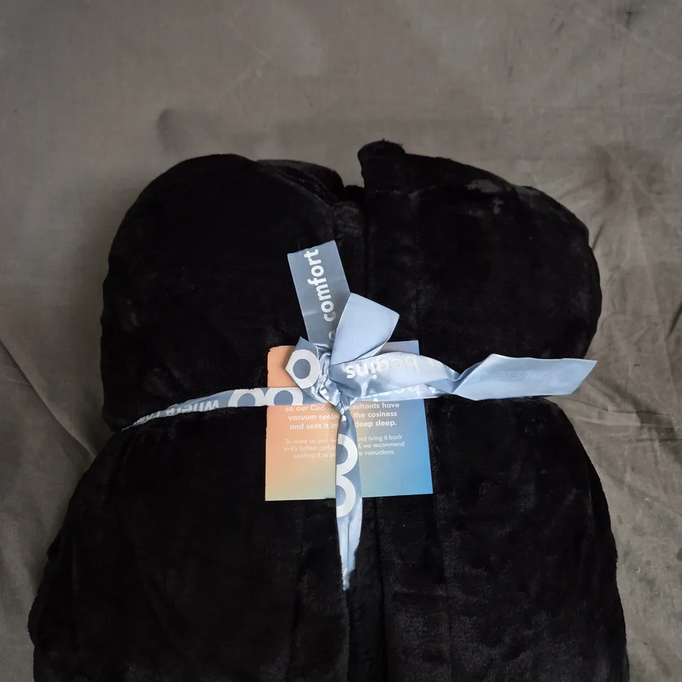THE OODIE ALL BLACK SHERPA DRESSING GOWN – SIZE S/M
