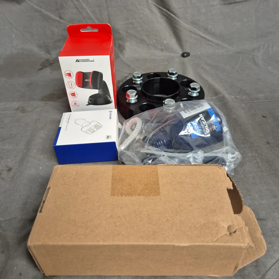 TOTE OF APPROXIMATELY. 15 ASSORTED CAR ITEMS TO INCLUDE PHONE HOLDERS , OIL CANS , TRANSMITTERS AND TOOLS