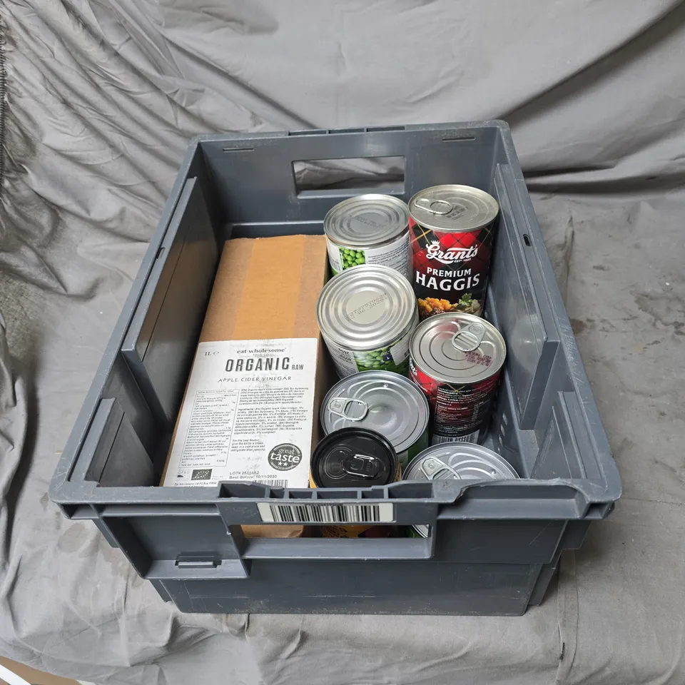 TOTE OF APPROXIMATELY 9 ASSORTED FOOD AND DRINK ITEMS TO INCLUDE APPLE CIDER VINEGAR 1L, TENZING, GARDEN PEAS, PREMIUM HAGGIS ETC