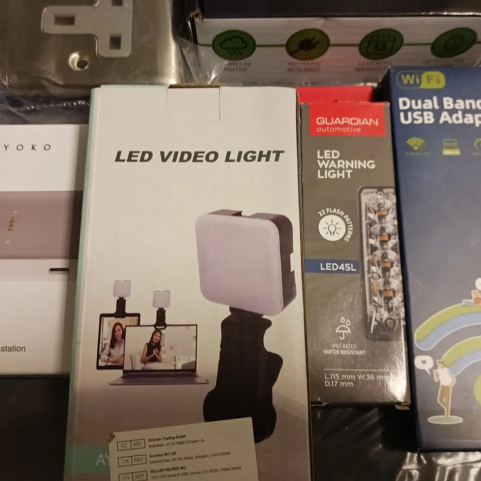 LOT OF 15 ASSORTED TECH ITEMS TO INCLUDE SQUARE DECKING LIGHT, LED VIDEO LIGHT AND WIFI CAMERA