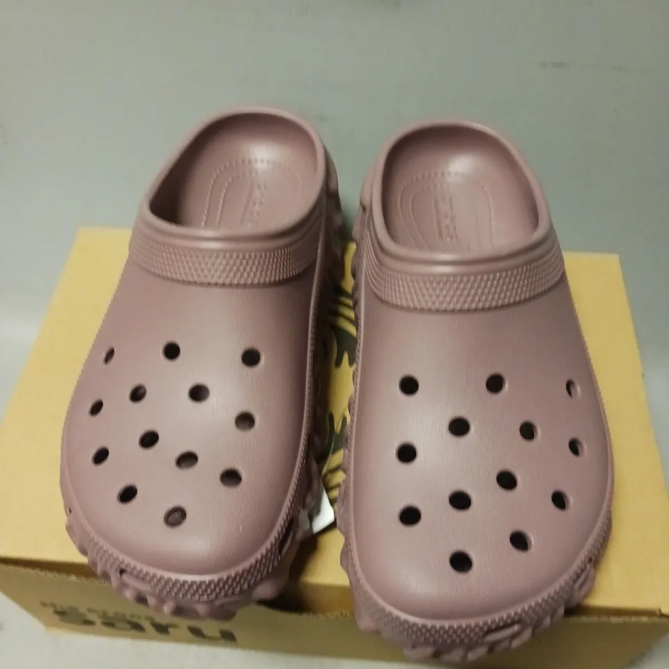 BOXED PAIR OF CROCS UNISEX SHOES, MAUVE - UK SIZE 6/7