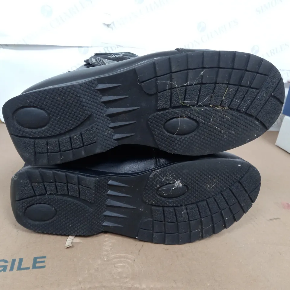 RICHA MOTORCYCLE BOOTS IN BLACK SIZE EU 41 