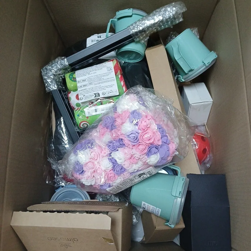 BOX OF APPROXIMATELY 15 ASSORTED HOUSEHOLD ITEMS INCLUDING FRESH SYSTEM STORAGE CONTAINER , OIL BURNER AND CHRISTMAS PLACE MAT 