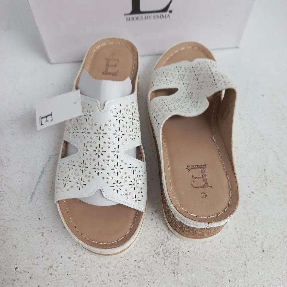 BOXED E SHOES BY EMMA UDAIPUR WHITE WEDGE SANDALS – UK SIZE 6