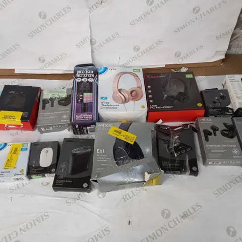 LOT OF APPROXIMATELY 10 ASSORTED ELECTRICAL ITEMS TO INCLUDE MIXX LIGHTNING TO USB, JUICEDISCO MICROPHONE, AND ASDA POWER BANK ETC.