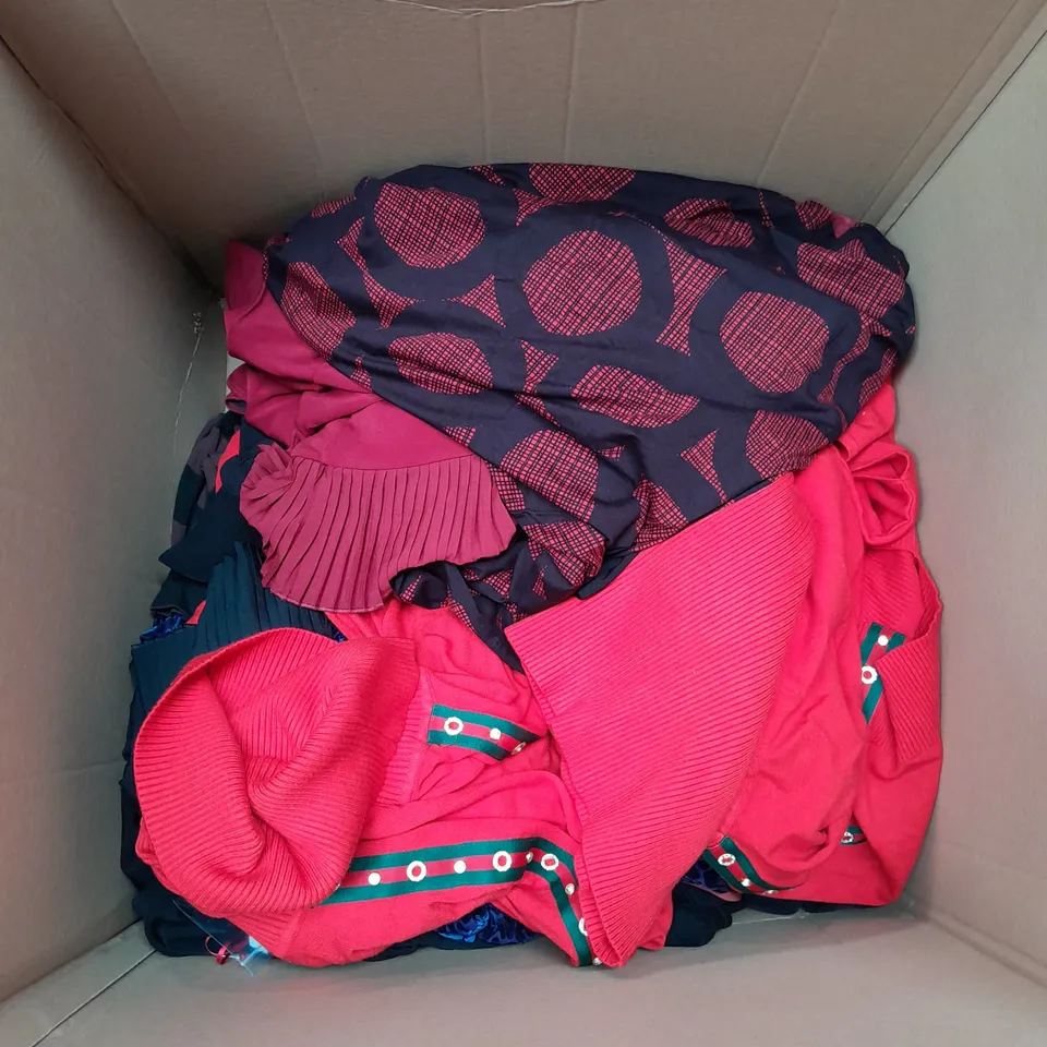 LOT OF APPROX 15 LADIES CLOTHES TO INCLUDE LEGGINGS, TOPS AND JUMPERS
