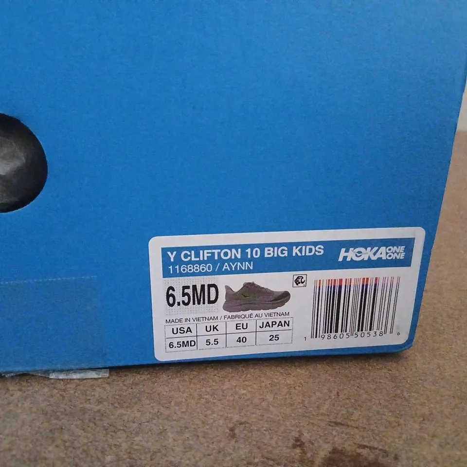 HOKA CLIFTON 10 BIG KIDS RUNNING SHOES – GREY/WHITE WITH NEON GREEN, UK 5.5 (US 6.5, EU 40)