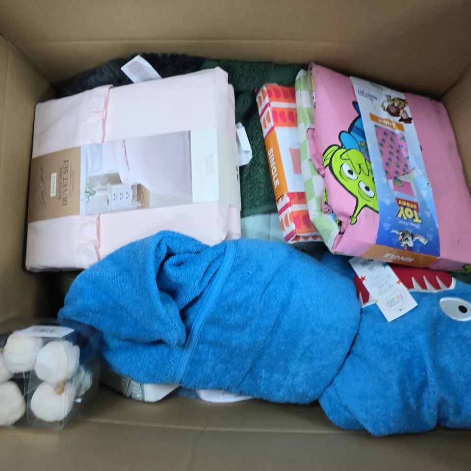 APPROXIMATELY 12 ASSORTED HOMEWARE ITEMS TO INCLUDE TODDLER DINO DUVET SET, SHARK 3D HOODED TOWEL, TOY STORY BEDDING, ETC 