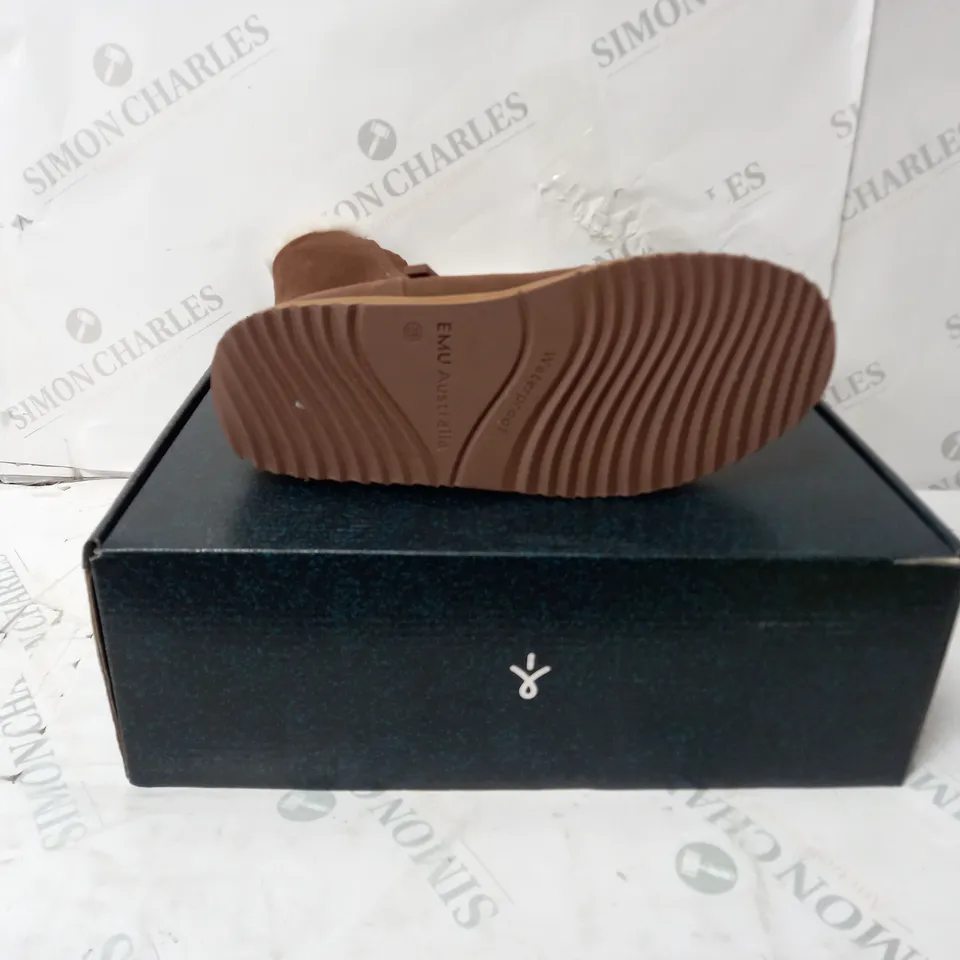 BOXED PAIR OF EMU ELECTRA WATERPROOF SUEDE BOOTS IN OAK/CHENE - SIZE W8/M7