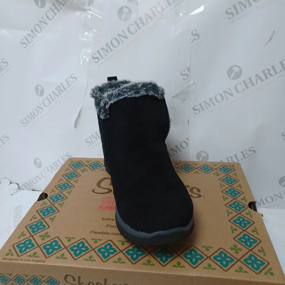 SKETCHERS HIGH ZIP BOOT BLACK SIZE 4 1/2 - BOXED 