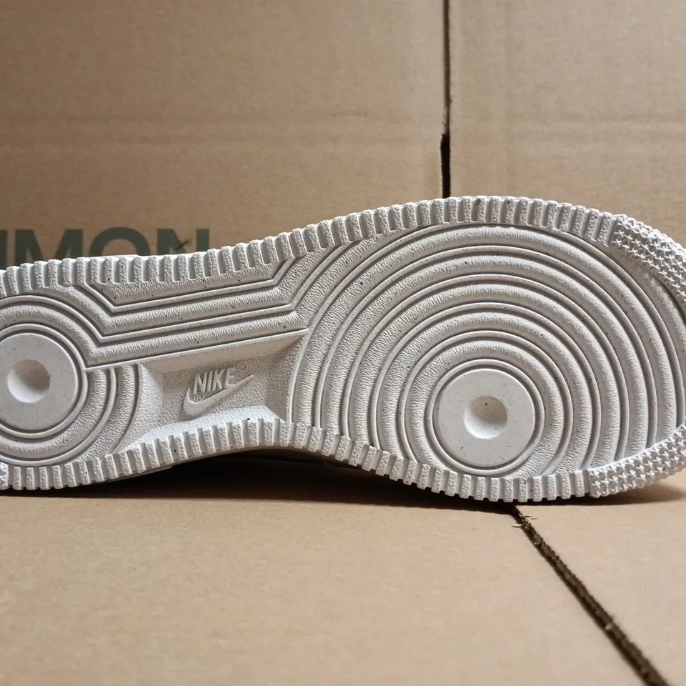 PAIR OF NIKE AIR FORCE 1 TRAINERS IN WHITE/NAVY SIZE UK 5