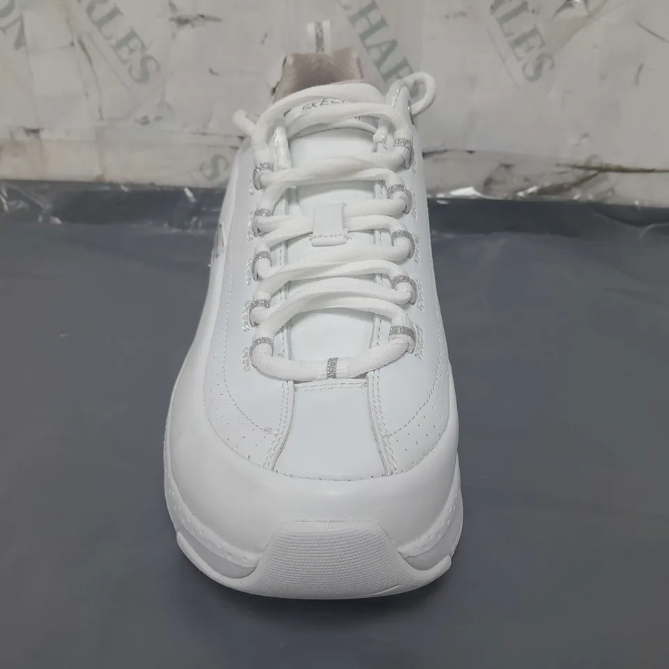 PAIR OF SKECHERS ARCH FIT TRAINERS IN WHITE SIZE 6