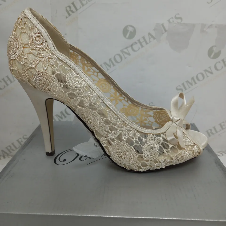 BOX OF 10 OCCASIONS BY CASANDRA HIGH HEELS IN GOLD/IVORY 