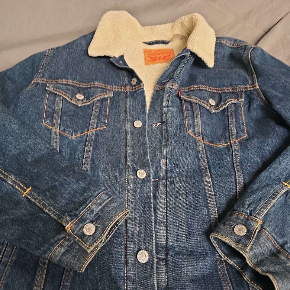LEVI'S DENIM JACKET WITH SHERPA LINING – SIZE XL