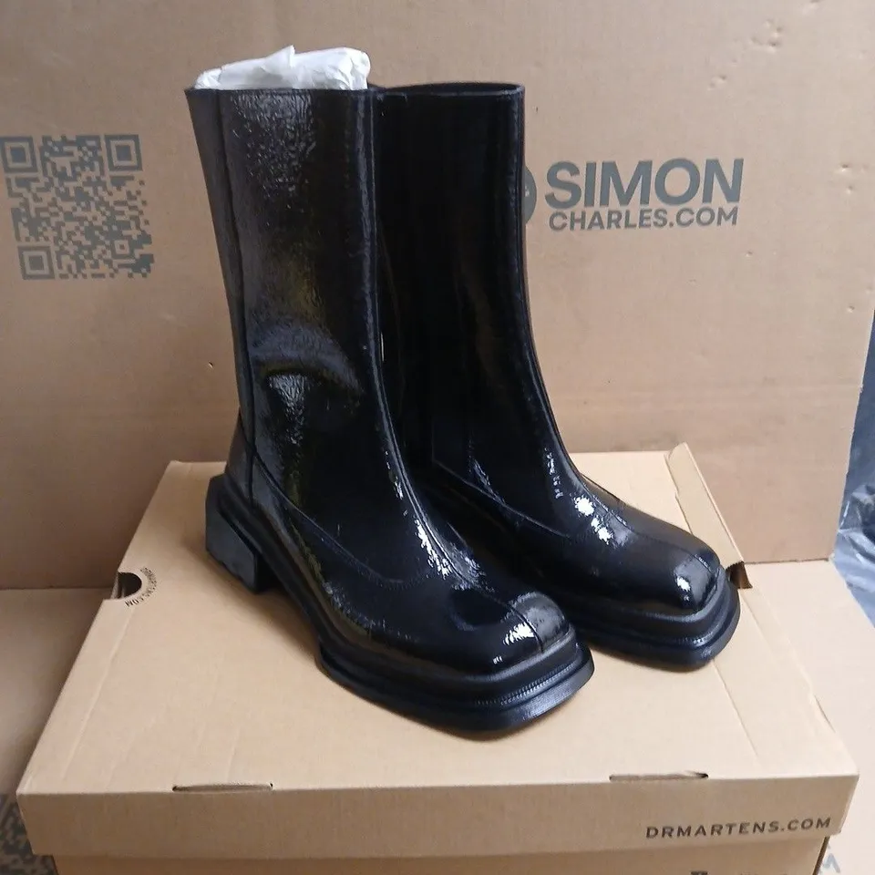 BOXED PAIR OF DR. MARTENS MAYBOLE HI BOOTS – UK 6.5