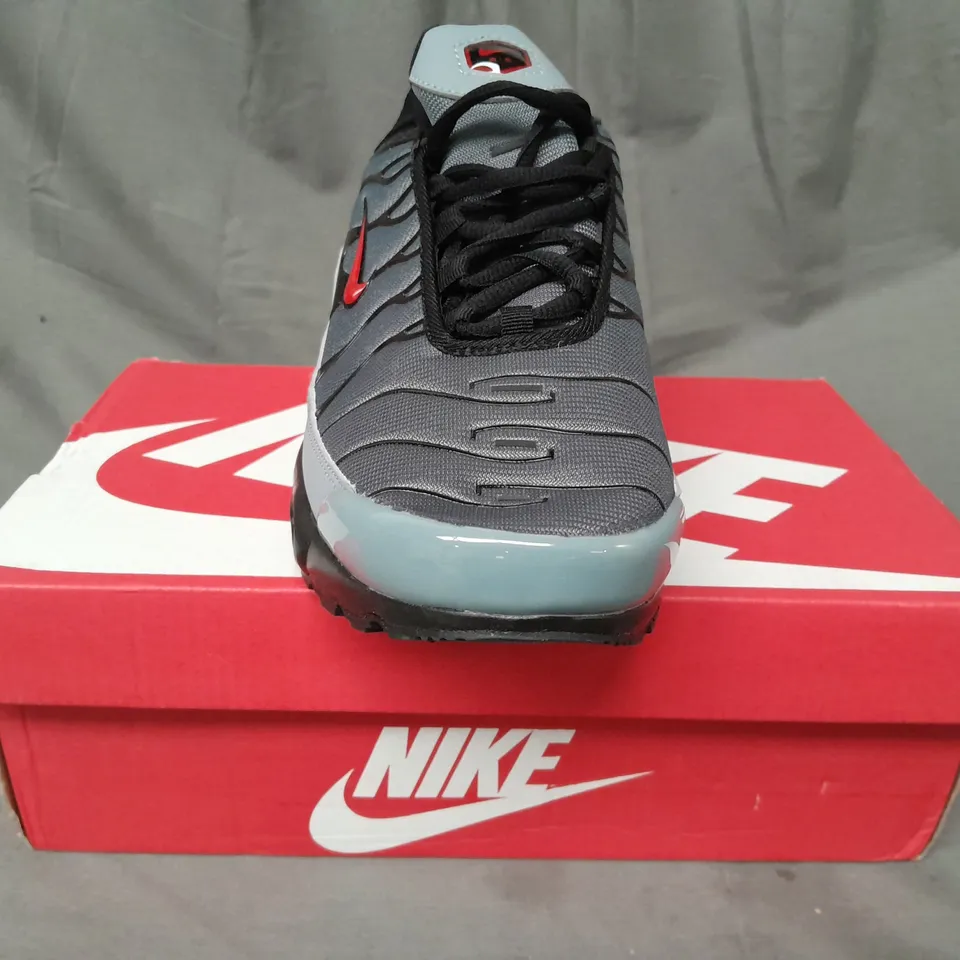 BOXED PAIR OF NIKE AIR MAX PLUS SHOES IN GREY/BLACK/RED UK SIZE UK SIZE 9