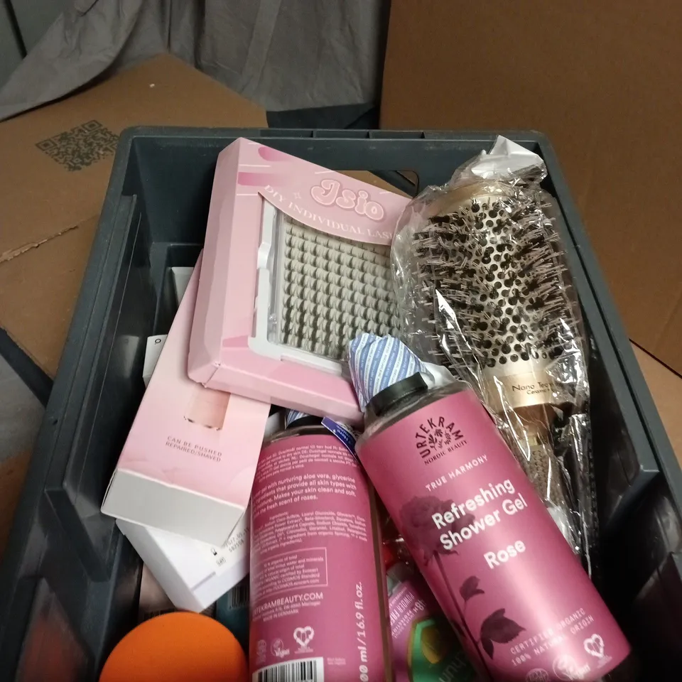 APPROXIMATELY 20 ASSORTED COSMETIC ITEMS INCLUDING ROSE REFRESHING SHOWER GEL , VITAMIN SERUM AND CERA VE MOISTURISING LOTION 