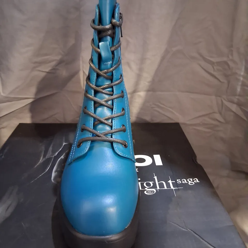 BRAND NEW BOXED KOI X THE TWILIGHT SAGA SPIDERMONKEY MILITARY TEAL BOOTS SIZE 8
