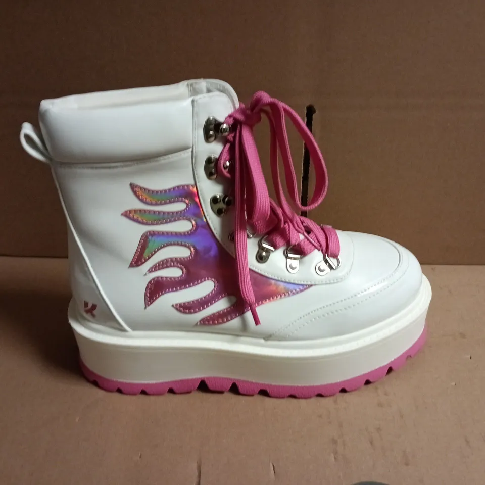 BOXED KIDS' WHITE PLATFORM BOOTS WITH PINK FLAME DESIGN AND PINK LACES - SIZE UNSPECIFIED