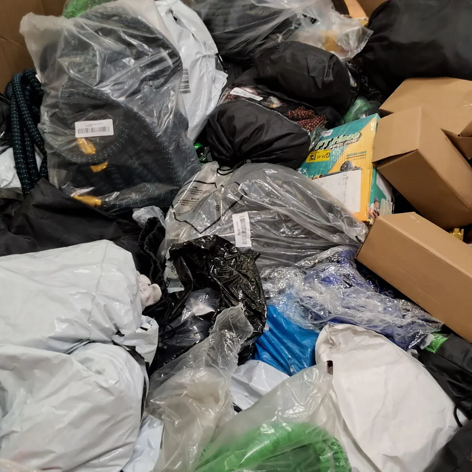 PALLET CONTAINING A LARGE QUANTITY OF ASSORTED GARDEN HOSES