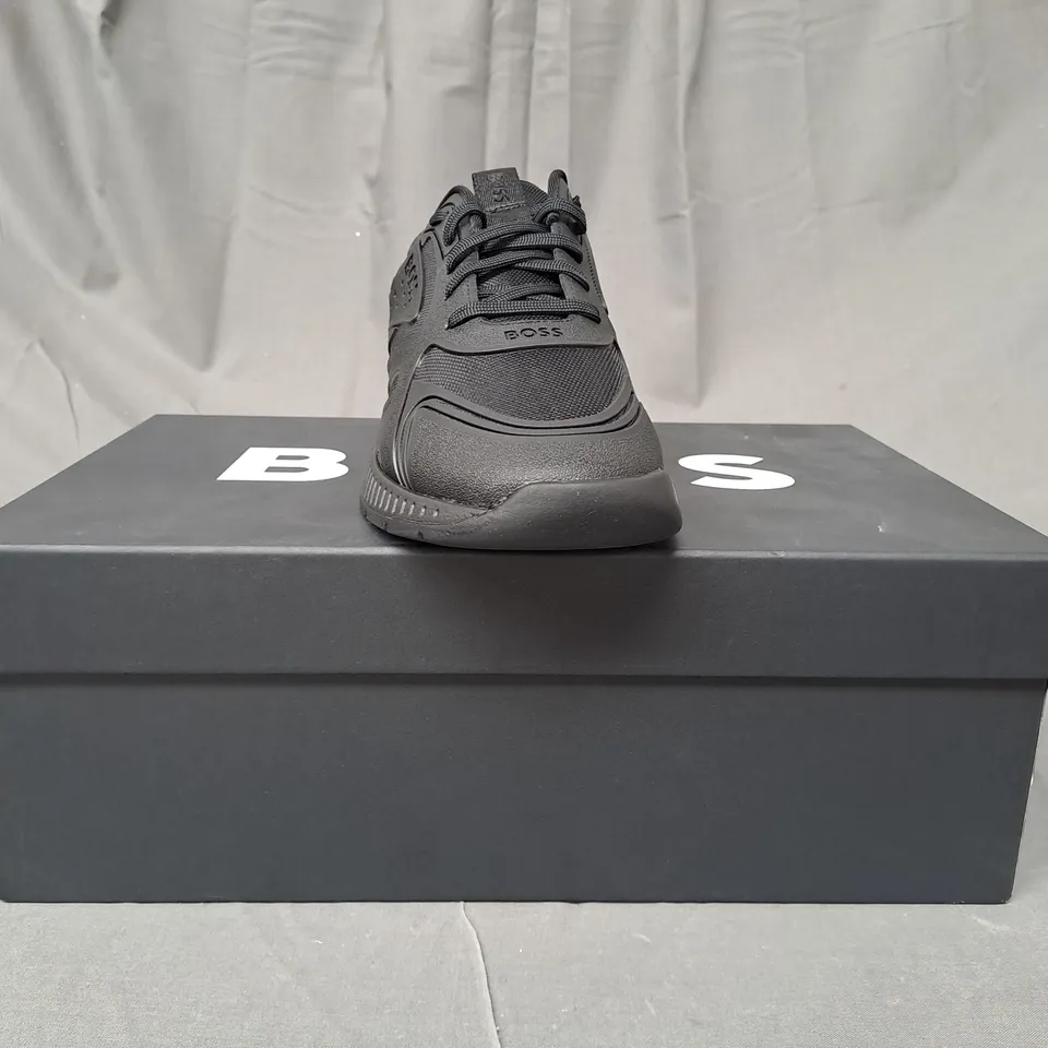 BOXED PAIR OF BOSS TITANIUM RUNN LOW PROFILE TRAINERS IN BLACK UK SIZE 6