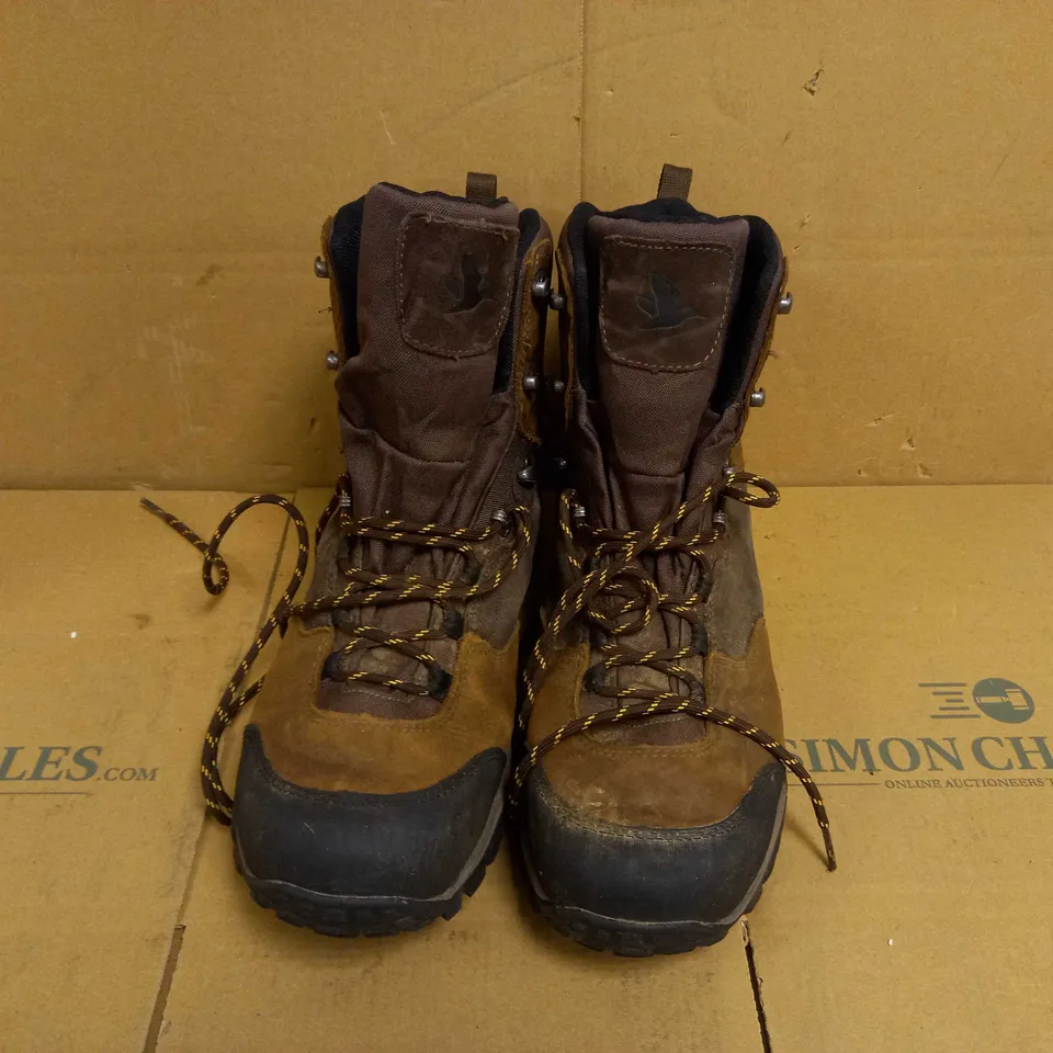 PAIR OF SEELAND HAWKER LOW BOOT - SIZE 10.5