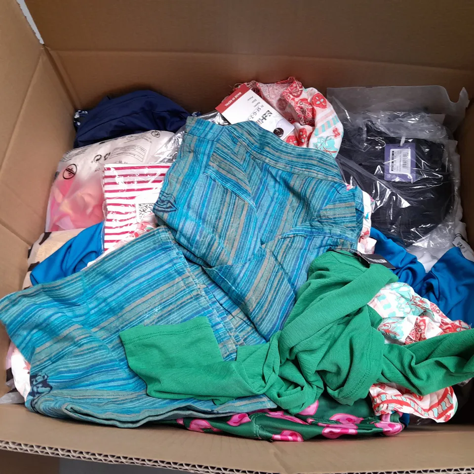 BOX OF APPROXIMATELY 25 ASSORTED CLOTHING ITEMS TO INCLUDE - T-SHIRT , JUMPER , TROUSERS ETC