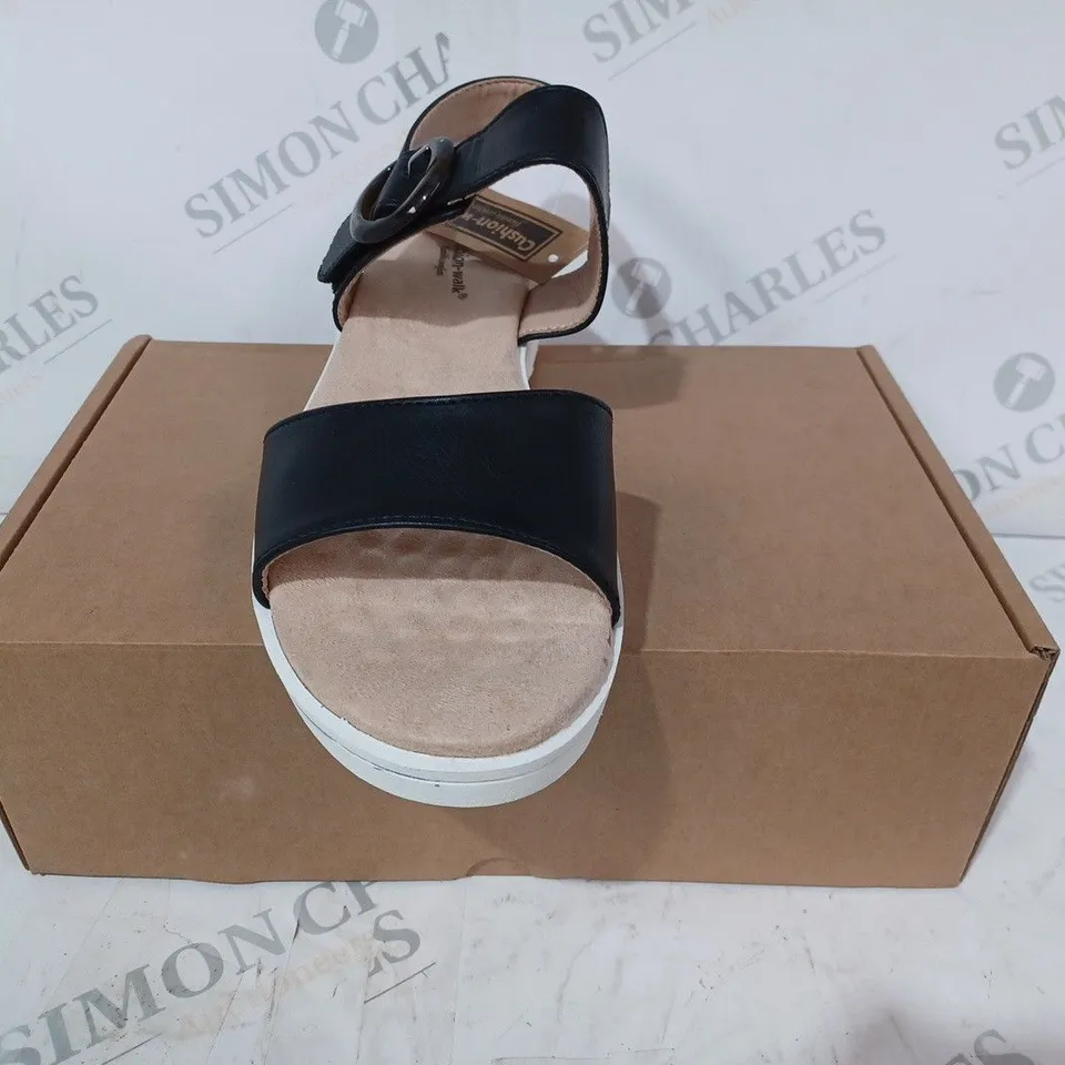 BOXED PAIR OF CUSHION-WALK RING DETAIL OPEN TOE SANDALS IN BLACK SIZE 6