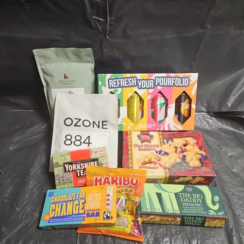 APPROXIMATELY 10 ASSORTED FOOD ITEMS TO INCLUDE - OZONE 884 COFFEE BEANS - YORKSHIRE TEA - HIGHLAND SPECIALTY SHORTBREAD TEDDIES - ETC