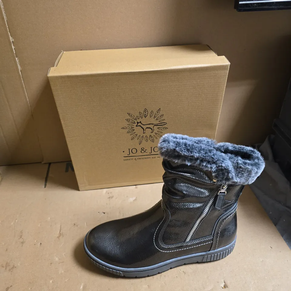 JO & JOE WOMEN'S BLACK FAUX-FUR LINED WINTER BOOT WITH SIDE ZIP - UK SIZE 6