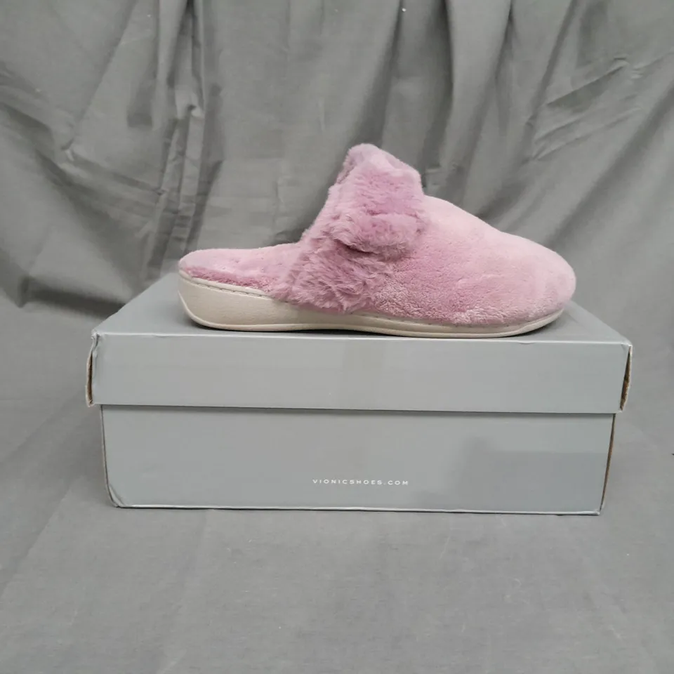 BOXED PAIR OF VIONIC MARIEL SLIPPERS IN DUSKY PINK SIZE 4