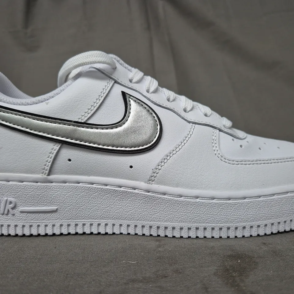 BRAND NEW BOXED PAIR OF NIKE WOMEN'S AIR FORCE 1 '07 ESS SHOES IN WHITE/METALLIC SILVER UK SIZE 6